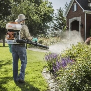 Phun thuốc diệt muỗi và côn trùng gây hại cho hộ gia đình